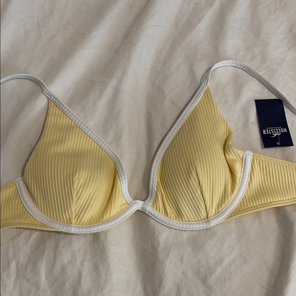 Hollister Bikini top 💛